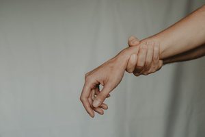 부모님 손목 관절 통증 완화 위한 게르마늄 보호대 추천 및 사용 후기 1 pexels anete lusina 5723261 1 300x200 1